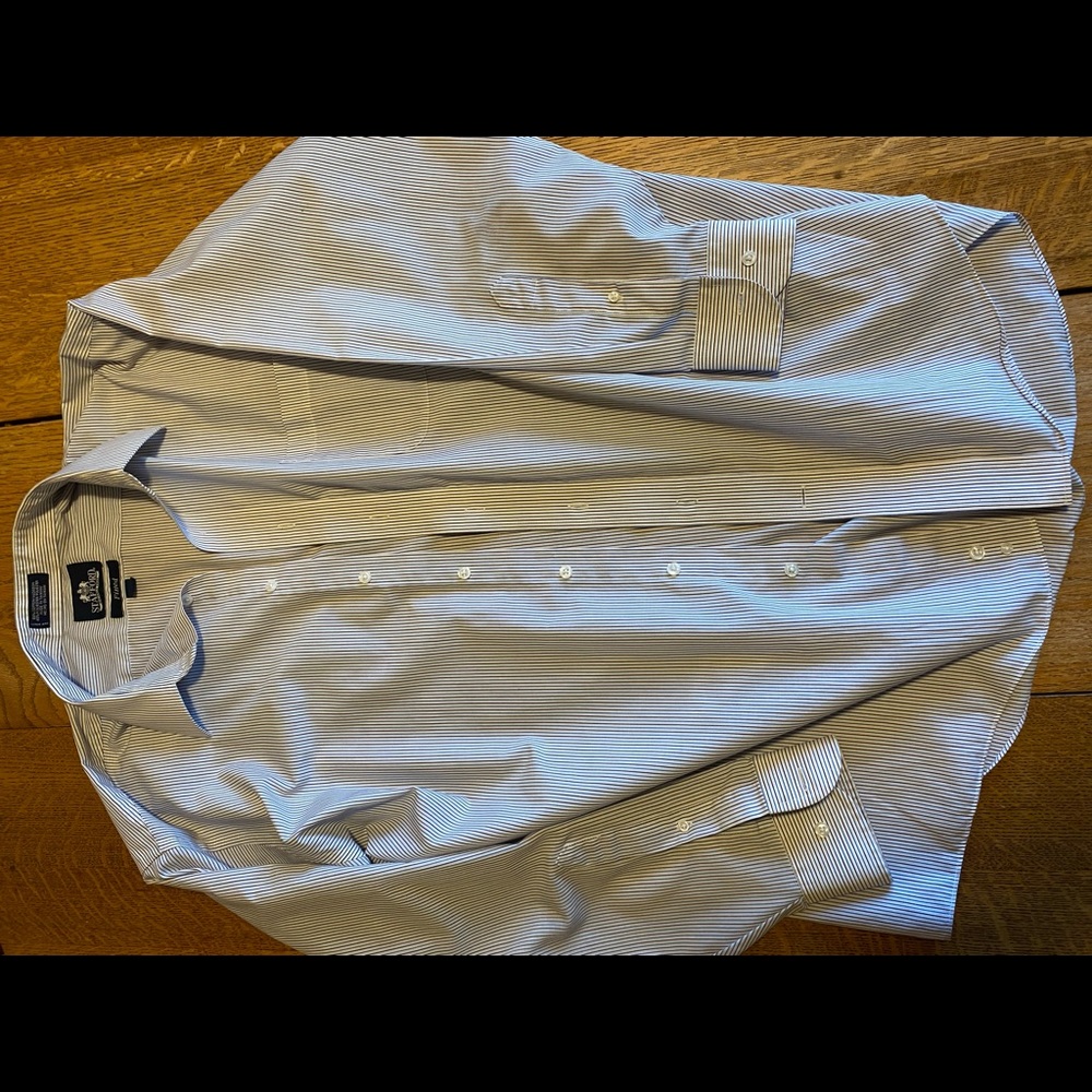 Namebrand shirt like it just have to many cloths